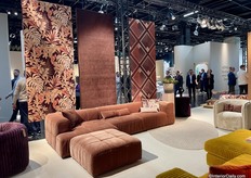 De stand van EasySofa was niet te missen...Ze pakten uit met kleurrijke collecties