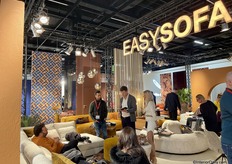 Eigenaar Lex en Sylwia in gesprek met enkele klanten / bezoekers.