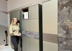 Corine Aldenkamp van Spectral poseert met de award die ze ontvangen hebben voor hun tiende keer deelname aan de beurs.