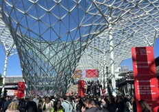 De 62e editie van Salone del Mobile.Milano ging op 16 april van start. Het was een gigantische drukte, dat al bij de entree begon.