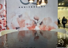 Pezzani vierde hun 50 jarig jubileum met een mooi nieuw tafelmodel waar van het blad getrommeld was…