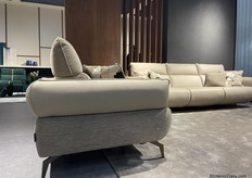 Mooie fauteuil van het Italiaanse merk Marinelli Home waarbij leer en stof gecombineerd verwerkt zijn. 