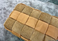 Stof met leer werd veel gecombineerd in meubel producten, zo hier geweven in een hocker.