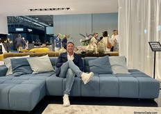 Marco Barbuio op de nieuwe blauwe uitvoering van model Temple by Designwerk.