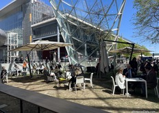 Het was heerlijk weer, dus de terrassen zaten buiten bomvol.