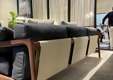 Bank van Porada wordt aan de achterkant ondersteund met leer. 