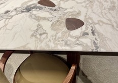 Bij deze tafel zie je de tafelpoten terug in het tafelblad. Volgens Porada zelf een van de favorieten op deze beurs. 