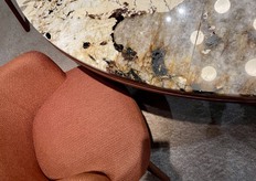 Het warm ogende marmer van dit tafelblad bij Porada is afkomstig uit Zuid- Argentinië.