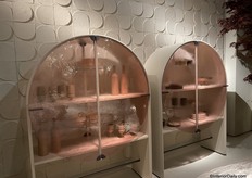 Nieuwe kasten met glazen fronten in een zalm-achtige kleur.