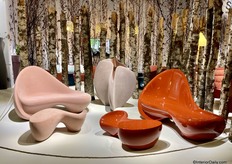 Organische gekleurde meubels van het Italiaanse merk Serralunga.