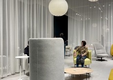 Stoel in cocon look van Softline.