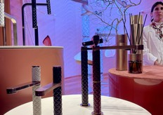 Bij Gessi werden tientallen nieuwe kranen getoond, waaronder deze die met leer zijn afgewerkt.