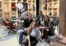 Van links naar rechts: Rens, Sjors Brekoo en Esther van Dongen van Moodscollection, op de foto met Marie-Elise Bruins Slot van InteriorDaily en Wonen360.