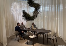 Danny van de Weerd (midden) van Mobitec in gesprek met bezoekers.