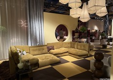 EasySofa introduceerde haar eerste samenwerking met interieurontwerpster Eva van de Ven: de Boogie bank, die naast een standaard zitfunctie ook kan worden omgebouwd tot lounge of bed.