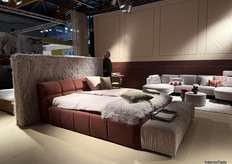 Naast banken werden er drie nieuwe gestoffeerde bedden geïntroduceerd, die volledig kunnen worden aangepast met eigen stoffen. Dit geldt alleen voor het bedframe.