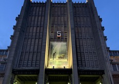 Het beursgebouw in de avond...