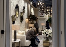 Een blik op de stand van Eichholtz, die altijd veel aandacht trekt.