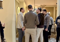 Links eigenaar Frank Versteeg in gesprek met bezoekers.