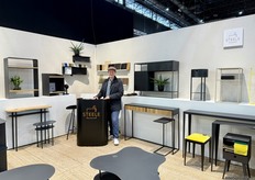Patrick De Vriendt van Steele Furniture met zijn producten, die in Letland worden gemaakt.