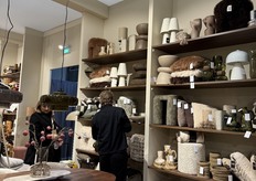 Hier is Michael bezig met een klant om orders op te schrijven...