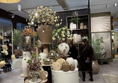 ... Waaronder, meer recentelijk, Isaa, dat voornamelijk zijden bloemen en vazen en potten levert.