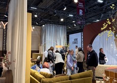 Een drukke een levendige stand van Easysofa.