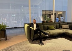 Angelo Koenen op een bank van het Italiaanse merk Flou.