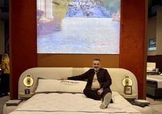 Umit Coban van Pierre Cardin Bedding op een van de modellen.