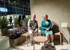 Joop en Marinka, Nederlandse agenten van het merk Nardi, op een nieuwe buitenset.