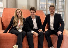 Het team van InteriorDaily en Wonen360 op een unieke stoel van ontwerper Hoeshmand Mahmoed van Hofstede Raanhuis bij Masterly, met v.l.n.r. Marie Elise Bruins Slot, Dwight Klecha en Leo Elenbaas.
