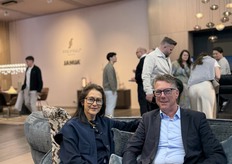 Nicole Berendsen en Sander de Geus van Freifrau op de Marie bank. Eloa Unique belichting op de achtergrond.