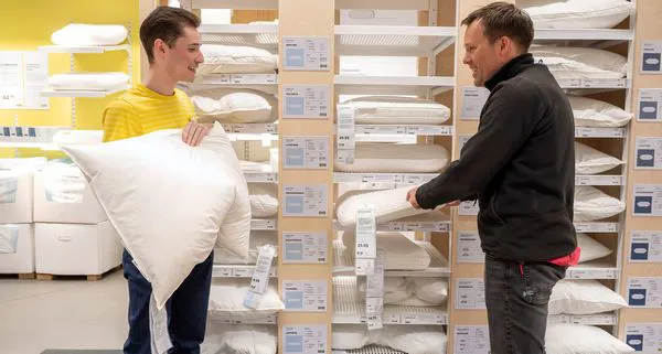 Op het randje Verborgen Afwijzen Ikea vraagt klanten oude dekbedden en hoofdkussens in te leveren voor  recycling
