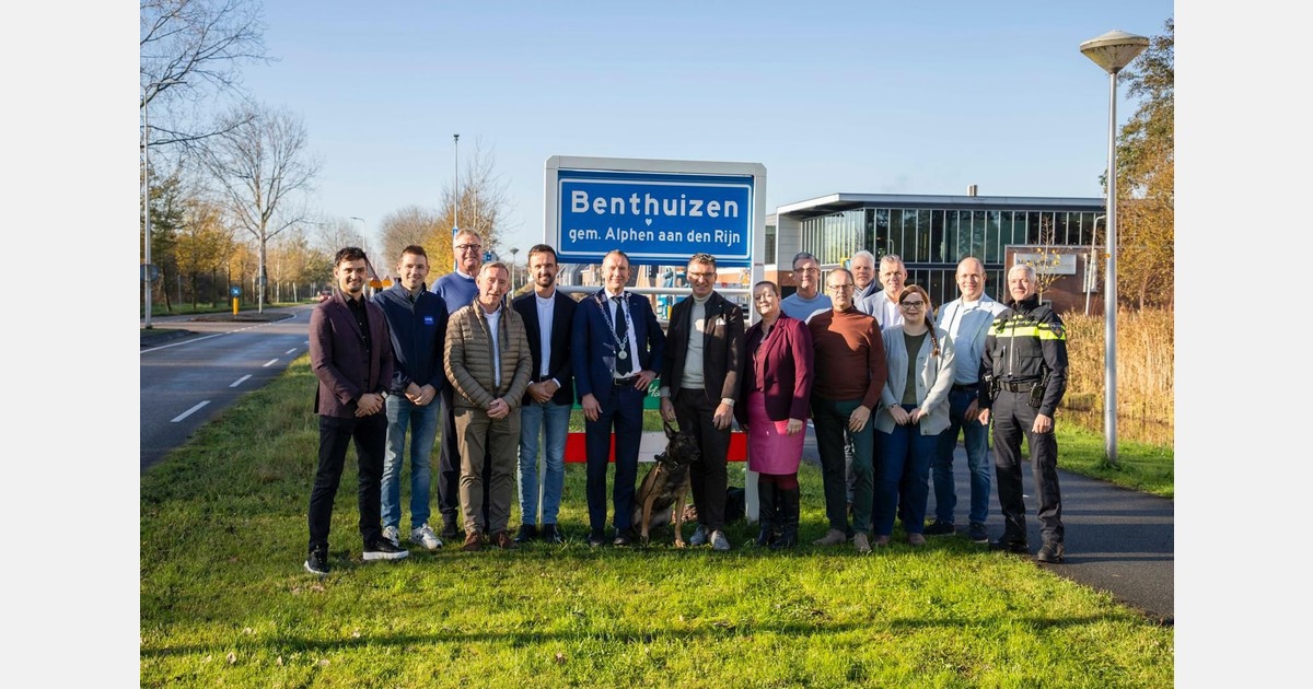 Corné van Waaij ontvangt oorkonde voor officiële oprichting van de Vereniging Verbreepark Benthuizen