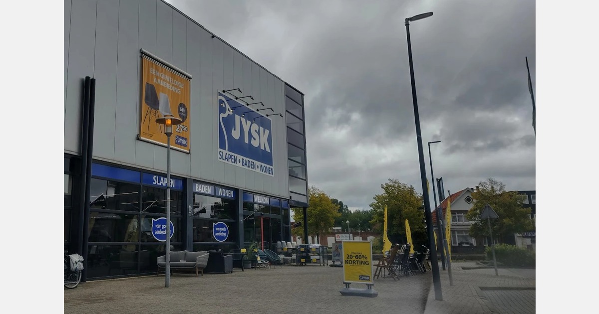 Drie personen veilig uit vastgelopen lift bij Jysk Winschoten gehaald