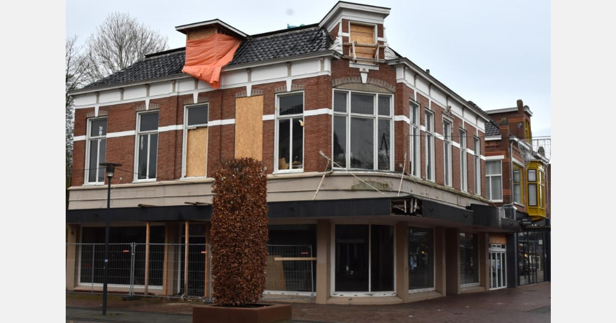 Oud Hensen Bedden-pand in Veendam ingepakt met zeecontainers voor sloop