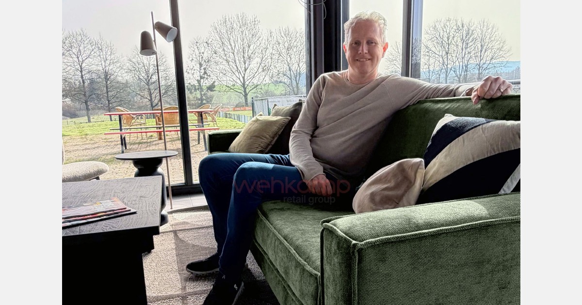 Wehkamp steunt herstel voetbalkantine Vaals met nieuwe loungehoek