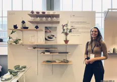 Sari Rikken, van haar gelijknamige studio, creëert handgemaakte producten van keramiek. Achter haar is de 4-in-1 vaas te zien, dat tegelijkertijd haar afstudeeropdracht was twee jaar geleden op de Willem de Kooning Academie.