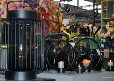 De zwarte kaarsenhouders van Vase The World vielen in de smaak.