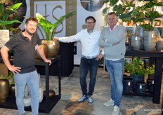 Jorn Slöetjes, Elmer Slöetjes en Daniël Miedema staan naast de nieuwe Phoenix collectie van HS Potterie.