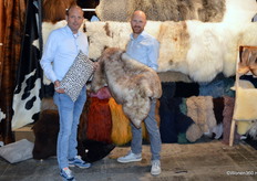 Jolt en Jens van Buren laten schapenvachten in vrijwel alle natuurlijke tinten zien. Van Buren Bolsward is al schapenvachtlooijerij sinds 1861.