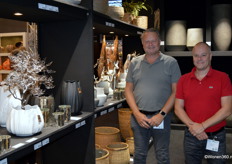 Michel Slag en zijn collega op de stand van Causeway Bay.