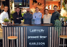 Robbert Paul Hartwijk, John Grootscholten, Alessandro van der Sluis, Remco Prins, Saskia Mossel en David Geenen op de stand van Present Time.