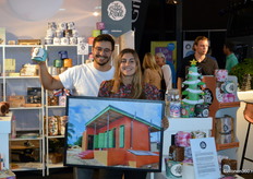 Eddy Barbé en Noa Aartsen van The Good Roll, dat staat voor duurzame toiletpapier. Het bedrijf bouwt met de opbrengsten toiletten in Ghana (zoals te zien is op de foto).