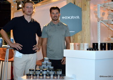 Karel Van Os en Daan van Rees vertegenwoordigen Hikaya. Ze brengen performen en relaxen samen, met onder andere plantaardige geurkaarsen.