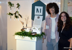 Adinde Ringel en Elisa Calamita waren volop bezig met de inrichting van hun interieur, waar planten centraal staan. Zo bedachten ze een magnetische plantenhanger om orde te scheppen in onze inmiddels uitgegroeide jungle van kamerplanten. Zo ontstond de onderneming Muurbloempjes.