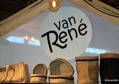 Van René is een label met diverse Jute producten voor huis en tuin. De collectie bestaat uit verschillende soorten manden, groot en klein. Een collectie van vloerkleden en daarnaast ook diverse tafelaccessoires zoals Placemats, Tafellopers, Onderzetters en Pannenlappen.