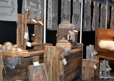 Deco Trading Twente (voorheen Glass & Gifts) is een decoratie groothandel in Geesteren. Het assortiment bestaat uit landelijke, stoere woondecoratie en (klein) meubelen. Het bedrijf is uniek door de eigen producten onder de naam Tom Design, die ze zelf laten maken en importeren vanuit Indonesië.