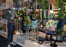 Michiel Gol en Carly Elffrink staan naast de nieuwste producten van Ter Steege.