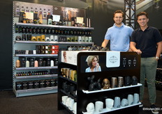 Freek Boersen en Paul Baas van de Verhagen Group presenteren een compleet assortiment vol met geurproducten.